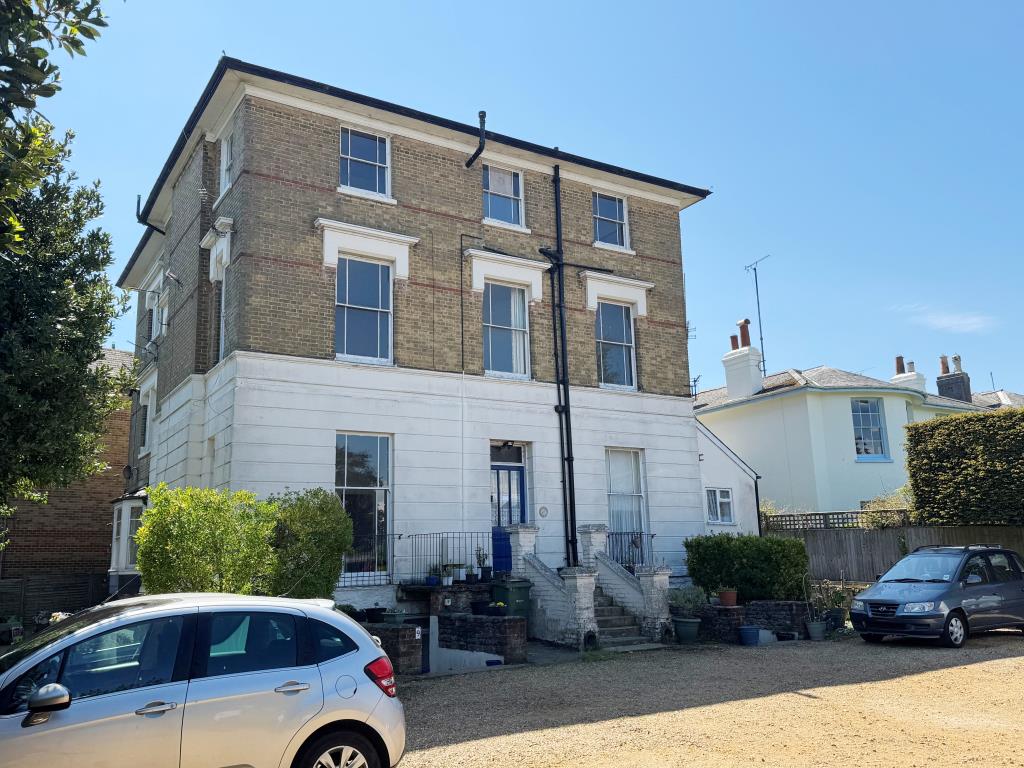 Lot: 156 - TWO STOREY THREE-BEDROOM FLAT FOR IMPROVEMENT WITH STUNNING SEA VIEWS AND PLANNING FOR SPLITTING IF PREFERRED - A View of the Block